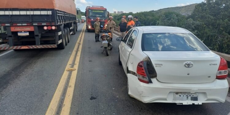 Acidente entre carro e moto deixa um ferido na BR-393, em Volta Redonda