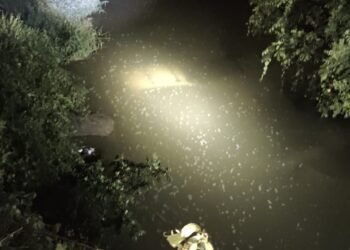 Idosa e mulher morrem afogadas após carro cair dentro de córrego na RJ-141, em Barra do Piraí