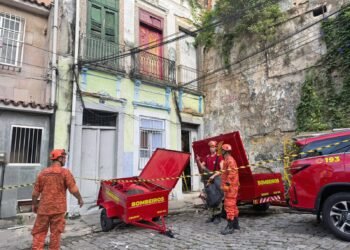 Parte interna de sobrado desaba no Catete e deixa vítimas