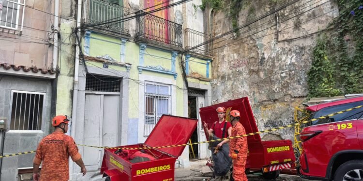 Parte interna de sobrado desaba no Catete e deixa vítimas