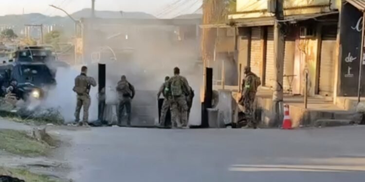 Operação Contenção: mil agentes cumprem mandatos no Complexo do Salgueiro, em São Gonçalo, e são recebidos a tiros