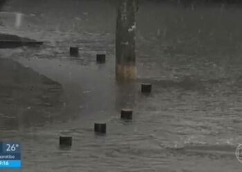 RJ tem forte chuva e alertas soam em comunidades