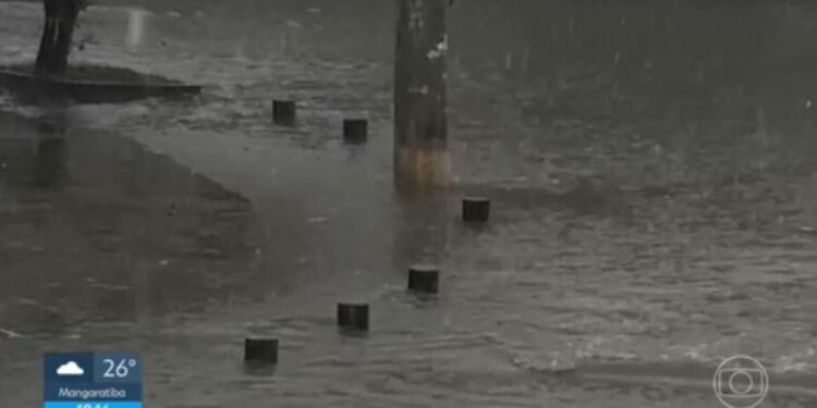 RJ tem forte chuva e alertas soam em comunidades RJ tem forte chuva e alertas soam em comunidades