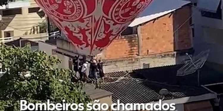 Balão cai sobre casa em Jacarepaguá, Zona Sudoeste Balão cai sobre casa em Jacarepaguá, Zona Sudoeste
