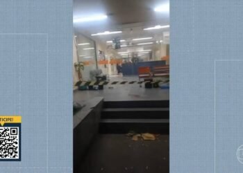 Homem detido é baleado dentro de delegacia na Baixada Fluminense após tentar pegar uma arma de um policial