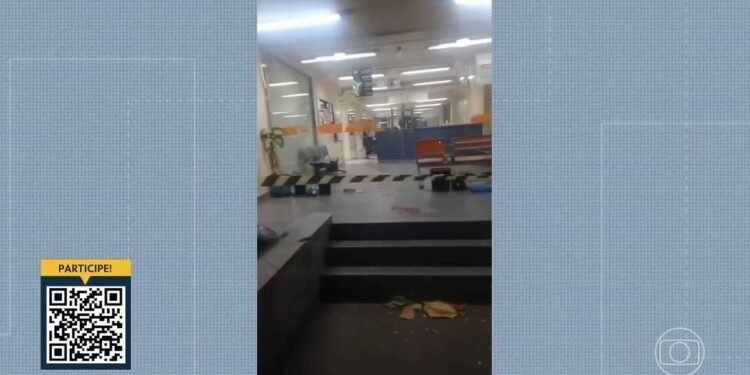 Homem detido é baleado dentro de delegacia na Baixada Fluminense após tentar pegar uma arma de um policial