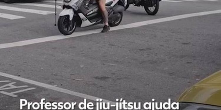 Lutador atravessa moto no sinal para ajudar idoso a atravessar na Tijuca, e gesto viraliza; VÍDEO