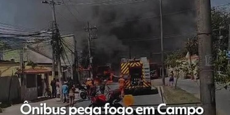 Ônibus pega fogo em Campo Grande, na Zona Oeste do Rio