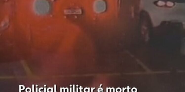 Câmera registra ataque de criminosos contra PM em estacionamento Câmera registra ataque de criminosos contra PM em estacionamento