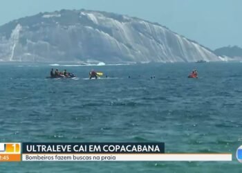 Ultraleve cai no mar em Copacabana