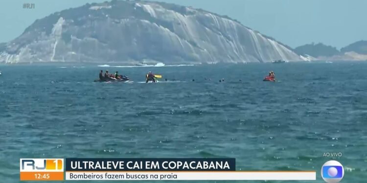 Ultraleve cai no mar em Copacabana