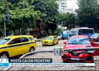 Semáforo cai no Catete ferindo idoso e danificando carro