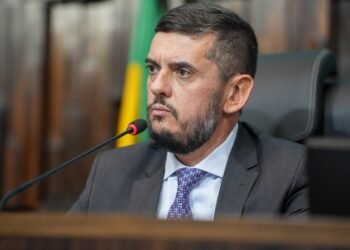 Bacellar fica em silêncio ao ser questionado sobre R$ 91 mil apreendidos no seu carro