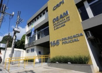 Homem é preso por invadir casa e ameaçar policial com faca