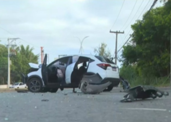 Mulher morre após carro bater em postes e motorista é preso com sinais de embriaguez em Salvador