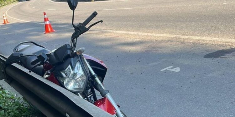 Mulher cai de moto e sofre fratura exposta na Via Dutra, em Piraí Mulher cai de moto e sofre fratura exposta na Via Dutra, em Piraí