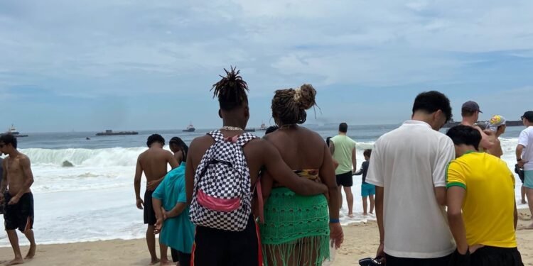 Ressaca em Copacabana: bombeiros fazem buscas por desaparecidos Ressaca em Copacabana: bombeiros fazem buscas por desaparecidos