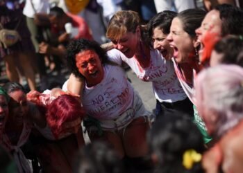 Protesto contra feminicídio reúne manifestantes em Copacabana