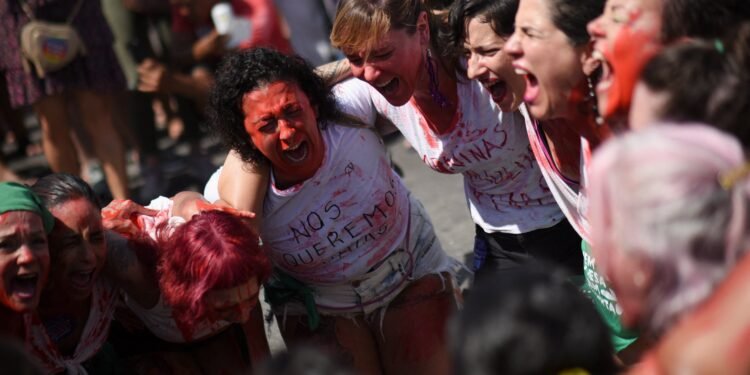 Protesto contra feminicídio reúne manifestantes em Copacabana Protesto contra feminicídio reúne manifestantes em Copacabana