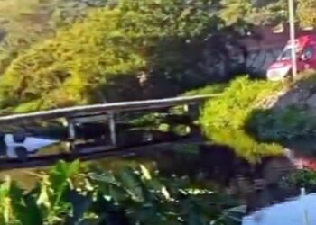 Carro cai em canal na Zona Oeste do Rio; 2 pessoas morrem, e crianças são socorridas