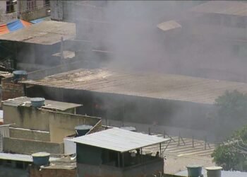 Incêndio consome galpão na Nova Holanda, no Complexo da Maré, e provoca explosões; VÍDEO