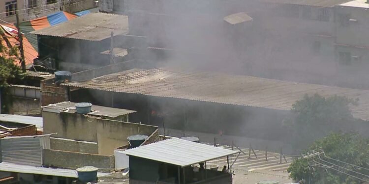 Incêndio consome galpão na Nova Holanda, no Complexo da Maré, e provoca explosões; VÍDEO