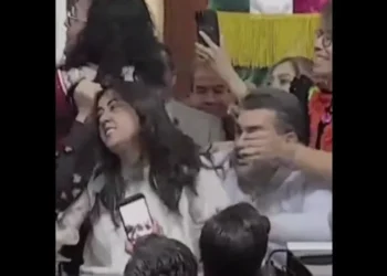 Briga entre deputados interrompe sessão no Congresso da Cidade do México