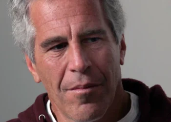 E-mails revelam Epstein orientando bilionário acusado de abuso sexual