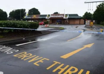 Homem morre em acidente “100% bizarro” em drive-thru do McDonald’s