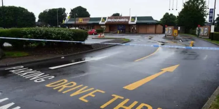 Homem morre em acidente “100% bizarro” em drive-thru do McDonald’s