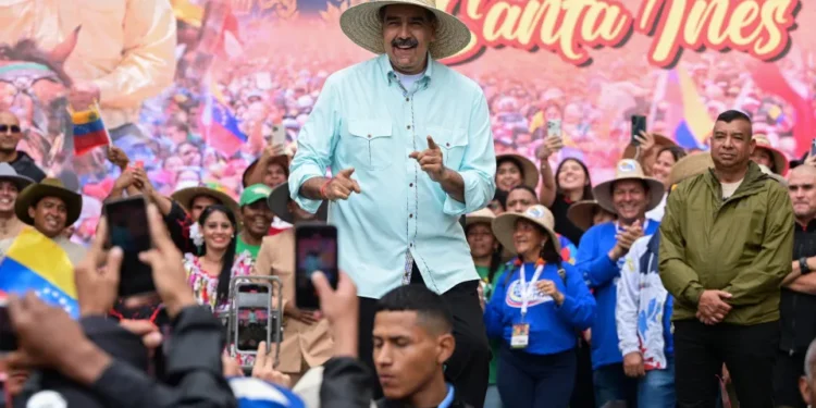 Maduro canta “Don’t Worry, Be Happy” em meio a tensão com os EUA Maduro canta “Don’t Worry, Be Happy” em meio a tensão com os EUA