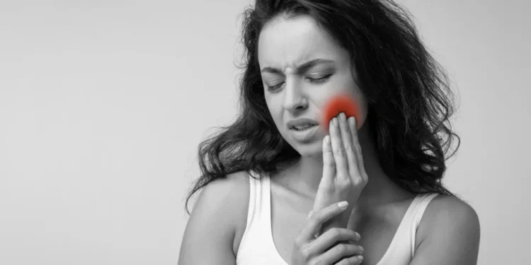 Maxilar estalando? Saiba o que pode ser e quais são os riscos