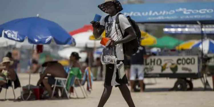 Rio inicia credenciamento de ambulantes para o carnaval de rua 2026