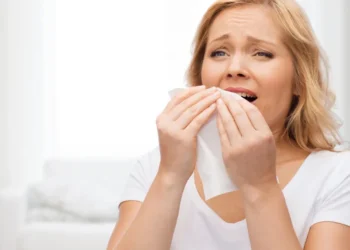 Sente vontade de espirrar quando olha para a luz? Entenda o motivo