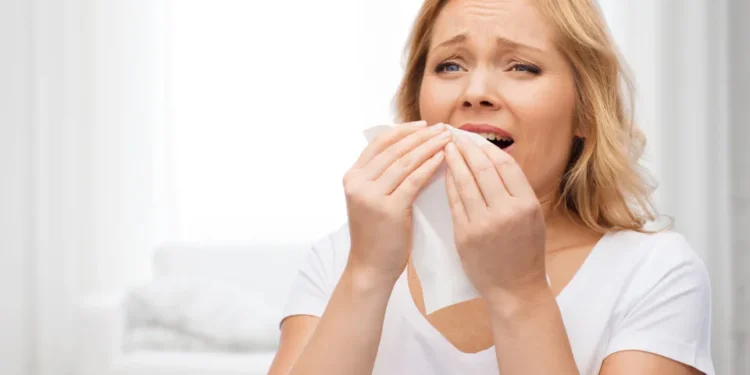 Sente vontade de espirrar quando olha para a luz? Entenda o motivo