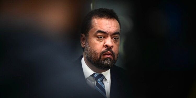 Castro sanciona lei que reduz incentivos fiscais a empresas no RJ