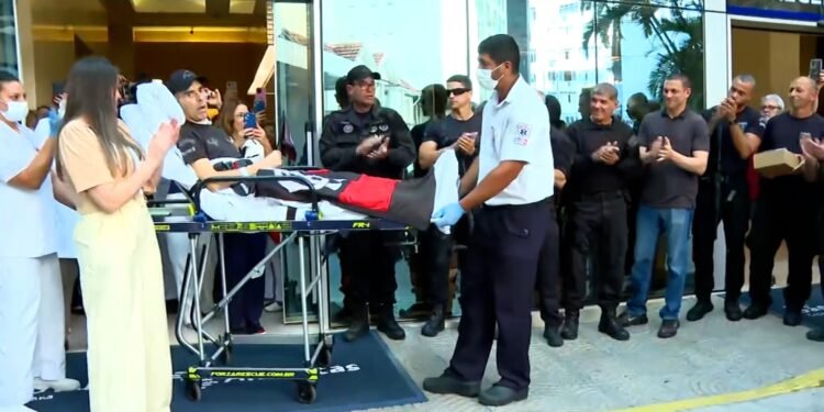 Piloto baleado no Rio recebe alta após 9 meses e vai para reabilitação