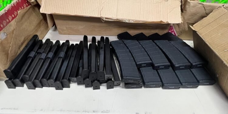 Polícia Civil apreende lanças-perfume e carregadores de fuzil e de pistola