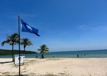 Região dos Lagos recebe certificação de 11 praias com Bandeira Azul
