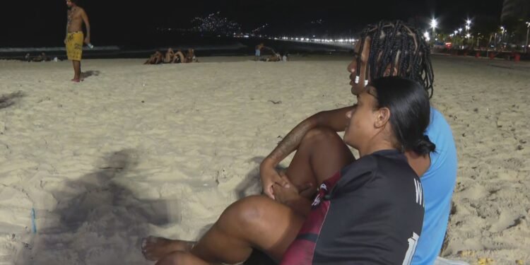 Com altas temperaturas até de madrugada, a Praia do Arpoador fica com as areias lotadas à noite