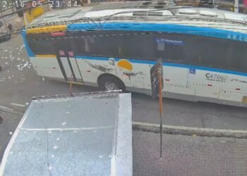 VÍDEO: ônibus arrasta carrinho de lanches que estava na contramão no Pechincha