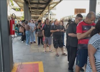 Falta de ônibus, problema no ar-condicionado, superlotação: repórter viaja na linha 112 e mostra sufoco de passageiros