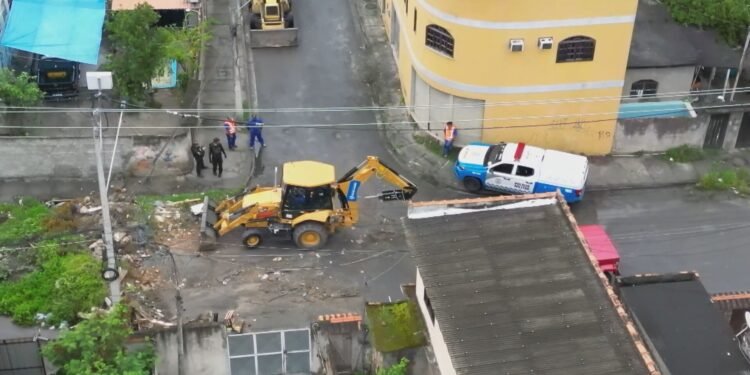 Em 1 mês, a Operação Barricada Zero retira 6 mil toneladas de bloqueios; maior volume foi em São Gonçalo Em 1 mês, a Operação Barricada Zero retira 6 mil toneladas de bloqueios; maior volume foi em São Gonçalo