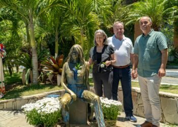 Homenagem de Brigitte Bardot é realizada em escultura icônica em Búzios