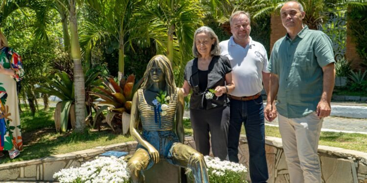 Homenagem de Brigitte Bardot é realizada em escultura icônica em Búzios