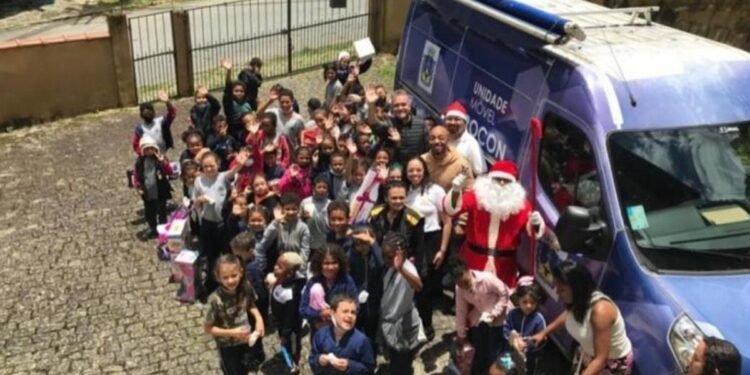 Mais de 500 alunos de Petrópolis ganham presentes do Natal Solidário