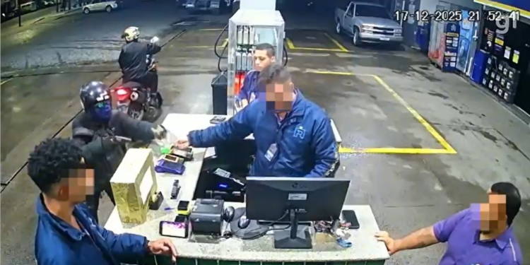 Suspeitos rendem frentistas e roubam posto de combustível no Areal; VÍDEO Suspeitos rendem frentistas e roubam posto de combustível no Areal; VÍDEO