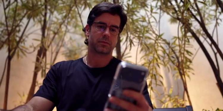 ‘Pensei em abrir a mão da minha profissão’: ator Marcos Pitombo revela ter sofrido perseguição de stalker