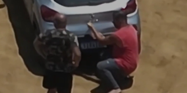 Bandidos são seguidos por drones até se esconderem após arrombarem carros