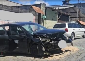 Carro desgovernado capota após descer ladeira em Olaria, em Friburgo
